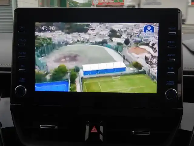 トヨタ カローラツーリング ハイブリッド ダブルバイビー 静岡県 2020(令2)年 2.4万km ブラックマイカ ワンオーナー/新車保証書/取扱説明書/PCS（プリクラッシュセーフティー）/LTA(レーントレーシングアシスト)/BSM(ブラインドスポットモニター)/RCTA(リヤクロストラフィックアラート)/PKSB(パーキングサポートブレーキ)/RSA( ロードサインアシスト)/追従クルーズコントロール/前後クリアランスソナー/オートライト/オートハイビーム/ステアリングヒーター/前席シートヒーター/ハーフレザーシート/本革ステアリング/純正ナビゲーション/・FM/・AM/・USB/・Miracast/・Bluetooth接続/・地デジフルセグ/ビルトインETC/プッシュスタート/スマートキー×2/純正フロアマット/純正ドアバイザー/純正17インチアルミ