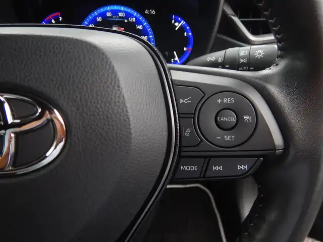 トヨタ カローラツーリング ハイブリッド ダブルバイビー 静岡県 2020(令2)年 2.4万km ブラックマイカ ワンオーナー/新車保証書/取扱説明書/PCS（プリクラッシュセーフティー）/LTA(レーントレーシングアシスト)/BSM(ブラインドスポットモニター)/RCTA(リヤクロストラフィックアラート)/PKSB(パーキングサポートブレーキ)/RSA( ロードサインアシスト)/追従クルーズコントロール/前後クリアランスソナー/オートライト/オートハイビーム/ステアリングヒーター/前席シートヒーター/ハーフレザーシート/本革ステアリング/純正ナビゲーション/・FM/・AM/・USB/・Miracast/・Bluetooth接続/・地デジフルセグ/ビルトインETC/プッシュスタート/スマートキー×2/純正フロアマット/純正ドアバイザー/純正17インチアルミ