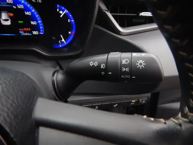 トヨタ カローラツーリング ハイブリッド ダブルバイビー 静岡県 2020(令2)年 2.4万km ブラックマイカ ワンオーナー/新車保証書/取扱説明書/PCS（プリクラッシュセーフティー）/LTA(レーントレーシングアシスト)/BSM(ブラインドスポットモニター)/RCTA(リヤクロストラフィックアラート)/PKSB(パーキングサポートブレーキ)/RSA( ロードサインアシスト)/追従クルーズコントロール/前後クリアランスソナー/オートライト/オートハイビーム/ステアリングヒーター/前席シートヒーター/ハーフレザーシート/本革ステアリング/純正ナビゲーション/・FM/・AM/・USB/・Miracast/・Bluetooth接続/・地デジフルセグ/ビルトインETC/プッシュスタート/スマートキー×2/純正フロアマット/純正ドアバイザー/純正17インチアルミ