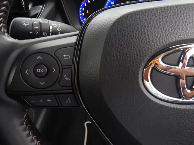 トヨタ カローラツーリング ハイブリッド ダブルバイビー 静岡県 2020(令2)年 2.4万km ブラックマイカ ワンオーナー/新車保証書/取扱説明書/PCS（プリクラッシュセーフティー）/LTA(レーントレーシングアシスト)/BSM(ブラインドスポットモニター)/RCTA(リヤクロストラフィックアラート)/PKSB(パーキングサポートブレーキ)/RSA( ロードサインアシスト)/追従クルーズコントロール/前後クリアランスソナー/オートライト/オートハイビーム/ステアリングヒーター/前席シートヒーター/ハーフレザーシート/本革ステアリング/純正ナビゲーション/・FM/・AM/・USB/・Miracast/・Bluetooth接続/・地デジフルセグ/ビルトインETC/プッシュスタート/スマートキー×2/純正フロアマット/純正ドアバイザー/純正17インチアルミ