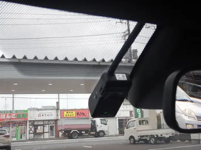 トヨタ カローラツーリング ハイブリッド ダブルバイビー 静岡県 2020(令2)年 2.4万km ブラックマイカ ワンオーナー/新車保証書/取扱説明書/PCS（プリクラッシュセーフティー）/LTA(レーントレーシングアシスト)/BSM(ブラインドスポットモニター)/RCTA(リヤクロストラフィックアラート)/PKSB(パーキングサポートブレーキ)/RSA( ロードサインアシスト)/追従クルーズコントロール/前後クリアランスソナー/オートライト/オートハイビーム/ステアリングヒーター/前席シートヒーター/ハーフレザーシート/本革ステアリング/純正ナビゲーション/・FM/・AM/・USB/・Miracast/・Bluetooth接続/・地デジフルセグ/ビルトインETC/プッシュスタート/スマートキー×2/純正フロアマット/純正ドアバイザー/純正17インチアルミ