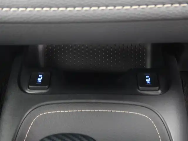 トヨタ カローラツーリング ハイブリッド ダブルバイビー 静岡県 2020(令2)年 2.4万km ブラックマイカ ワンオーナー/新車保証書/取扱説明書/PCS（プリクラッシュセーフティー）/LTA(レーントレーシングアシスト)/BSM(ブラインドスポットモニター)/RCTA(リヤクロストラフィックアラート)/PKSB(パーキングサポートブレーキ)/RSA( ロードサインアシスト)/追従クルーズコントロール/前後クリアランスソナー/オートライト/オートハイビーム/ステアリングヒーター/前席シートヒーター/ハーフレザーシート/本革ステアリング/純正ナビゲーション/・FM/・AM/・USB/・Miracast/・Bluetooth接続/・地デジフルセグ/ビルトインETC/プッシュスタート/スマートキー×2/純正フロアマット/純正ドアバイザー/純正17インチアルミ