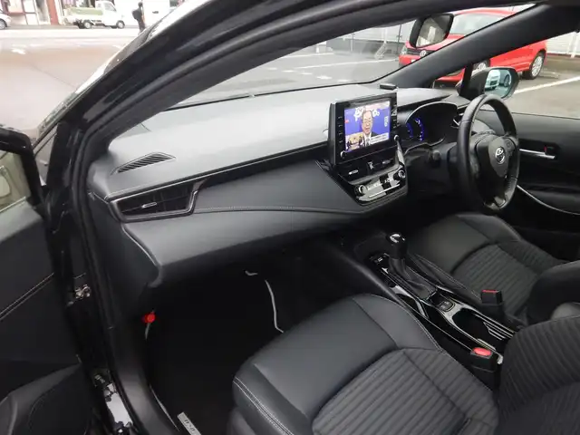トヨタ カローラツーリング ハイブリッド ダブルバイビー 静岡県 2020(令2)年 2.4万km ブラックマイカ ワンオーナー/新車保証書/取扱説明書/PCS（プリクラッシュセーフティー）/LTA(レーントレーシングアシスト)/BSM(ブラインドスポットモニター)/RCTA(リヤクロストラフィックアラート)/PKSB(パーキングサポートブレーキ)/RSA( ロードサインアシスト)/追従クルーズコントロール/前後クリアランスソナー/オートライト/オートハイビーム/ステアリングヒーター/前席シートヒーター/ハーフレザーシート/本革ステアリング/純正ナビゲーション/・FM/・AM/・USB/・Miracast/・Bluetooth接続/・地デジフルセグ/ビルトインETC/プッシュスタート/スマートキー×2/純正フロアマット/純正ドアバイザー/純正17インチアルミ