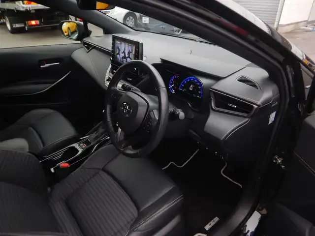 トヨタ カローラツーリング ハイブリッド ダブルバイビー 静岡県 2020(令2)年 2.4万km ブラックマイカ ワンオーナー/新車保証書/取扱説明書/PCS（プリクラッシュセーフティー）/LTA(レーントレーシングアシスト)/BSM(ブラインドスポットモニター)/RCTA(リヤクロストラフィックアラート)/PKSB(パーキングサポートブレーキ)/RSA( ロードサインアシスト)/追従クルーズコントロール/前後クリアランスソナー/オートライト/オートハイビーム/ステアリングヒーター/前席シートヒーター/ハーフレザーシート/本革ステアリング/純正ナビゲーション/・FM/・AM/・USB/・Miracast/・Bluetooth接続/・地デジフルセグ/ビルトインETC/プッシュスタート/スマートキー×2/純正フロアマット/純正ドアバイザー/純正17インチアルミ