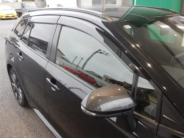 トヨタ カローラツーリング ハイブリッド ダブルバイビー 静岡県 2020(令2)年 2.4万km ブラックマイカ ワンオーナー/新車保証書/取扱説明書/PCS（プリクラッシュセーフティー）/LTA(レーントレーシングアシスト)/BSM(ブラインドスポットモニター)/RCTA(リヤクロストラフィックアラート)/PKSB(パーキングサポートブレーキ)/RSA( ロードサインアシスト)/追従クルーズコントロール/前後クリアランスソナー/オートライト/オートハイビーム/ステアリングヒーター/前席シートヒーター/ハーフレザーシート/本革ステアリング/純正ナビゲーション/・FM/・AM/・USB/・Miracast/・Bluetooth接続/・地デジフルセグ/ビルトインETC/プッシュスタート/スマートキー×2/純正フロアマット/純正ドアバイザー/純正17インチアルミ