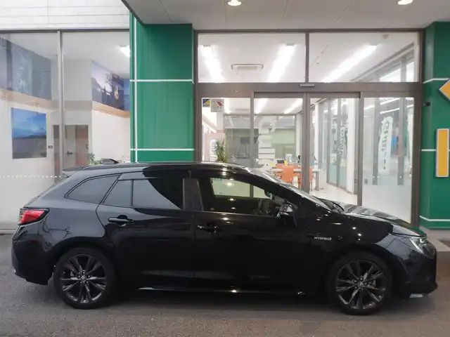 トヨタ カローラツーリング ハイブリッド ダブルバイビー 静岡県 2020(令2)年 2.4万km ブラックマイカ ワンオーナー/新車保証書/取扱説明書/PCS（プリクラッシュセーフティー）/LTA(レーントレーシングアシスト)/BSM(ブラインドスポットモニター)/RCTA(リヤクロストラフィックアラート)/PKSB(パーキングサポートブレーキ)/RSA( ロードサインアシスト)/追従クルーズコントロール/前後クリアランスソナー/オートライト/オートハイビーム/ステアリングヒーター/前席シートヒーター/ハーフレザーシート/本革ステアリング/純正ナビゲーション/・FM/・AM/・USB/・Miracast/・Bluetooth接続/・地デジフルセグ/ビルトインETC/プッシュスタート/スマートキー×2/純正フロアマット/純正ドアバイザー/純正17インチアルミ