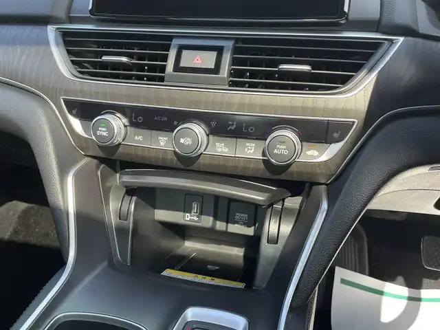 ホンダ アコード EX 宮崎県 2020(令2)年 1.7万km ルナシルバーM 純正メモリーナビ/フルセグ/Bluetooth/サンルーフ/ヘッドアップディスプレイ/ブラインドスポットモニター/コーナーセンサー/シートメモリー付きパワーシート(D/N)/パドルシフト/全席/後席シートヒーター/ワイヤレス充電器/アイドリングストップ/ETC/スペアキー(1本)