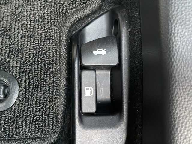 トヨタ カローラ ハイブリット ダブルバイビー 大阪府 2021(令3)年 3.5万km ホワイトパールクリスタルシャイン ワンオーナー/純正メモリナビ/・AM/FM/Bluetooth/・フルセグテレビ/モデリスタエアロ/バックカメラ/ビルトインETC/前後ドライブレコーダー/レーダークルーズコントロール/衝突軽減ブレーキ/レーンキープアシスト/ブラインドスポットモニター/横滑り防止装置/盗難防止装置/電動パーキングブレーキ/前後コーナーセンサー/シートヒーター（D席+N席）/LEDヘッドライト/オートマチックハイビーム/オートライト/オートエアコン/プッシュスタートボタン/スマートキー×2/ステアリングリモコン/革巻きステアリング/純正17インチアルミホイール/12V充電器/USBジャック/純正フロアマット/保証書/取扱説明書