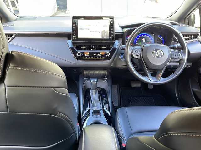 トヨタ カローラ ハイブリット ダブルバイビー 大阪府 2021(令3)年 3.5万km ホワイトパールクリスタルシャイン ワンオーナー/純正メモリナビ/・AM/FM/Bluetooth/・フルセグテレビ/モデリスタエアロ/バックカメラ/ビルトインETC/前後ドライブレコーダー/レーダークルーズコントロール/衝突軽減ブレーキ/レーンキープアシスト/ブラインドスポットモニター/横滑り防止装置/盗難防止装置/電動パーキングブレーキ/前後コーナーセンサー/シートヒーター（D席+N席）/LEDヘッドライト/オートマチックハイビーム/オートライト/オートエアコン/プッシュスタートボタン/スマートキー×2/ステアリングリモコン/革巻きステアリング/純正17インチアルミホイール/12V充電器/USBジャック/純正フロアマット/保証書/取扱説明書