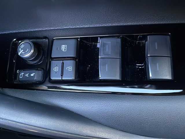 トヨタ カローラ ハイブリット ダブルバイビー 大阪府 2021(令3)年 3.5万km ホワイトパールクリスタルシャイン ワンオーナー/純正メモリナビ/・AM/FM/Bluetooth/・フルセグテレビ/モデリスタエアロ/バックカメラ/ビルトインETC/前後ドライブレコーダー/レーダークルーズコントロール/衝突軽減ブレーキ/レーンキープアシスト/ブラインドスポットモニター/横滑り防止装置/盗難防止装置/電動パーキングブレーキ/前後コーナーセンサー/シートヒーター（D席+N席）/LEDヘッドライト/オートマチックハイビーム/オートライト/オートエアコン/プッシュスタートボタン/スマートキー×2/ステアリングリモコン/革巻きステアリング/純正17インチアルミホイール/12V充電器/USBジャック/純正フロアマット/保証書/取扱説明書