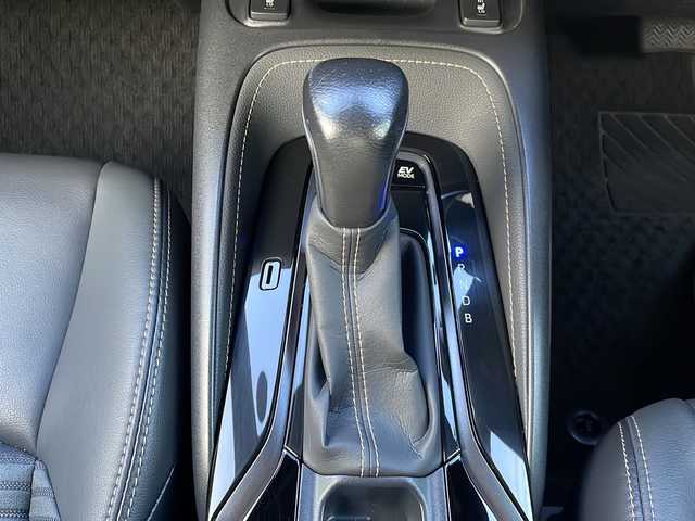 トヨタ カローラ ハイブリット ダブルバイビー 大阪府 2021(令3)年 3.5万km ホワイトパールクリスタルシャイン ワンオーナー/純正メモリナビ/・AM/FM/Bluetooth/・フルセグテレビ/モデリスタエアロ/バックカメラ/ビルトインETC/前後ドライブレコーダー/レーダークルーズコントロール/衝突軽減ブレーキ/レーンキープアシスト/ブラインドスポットモニター/横滑り防止装置/盗難防止装置/電動パーキングブレーキ/前後コーナーセンサー/シートヒーター（D席+N席）/LEDヘッドライト/オートマチックハイビーム/オートライト/オートエアコン/プッシュスタートボタン/スマートキー×2/ステアリングリモコン/革巻きステアリング/純正17インチアルミホイール/12V充電器/USBジャック/純正フロアマット/保証書/取扱説明書