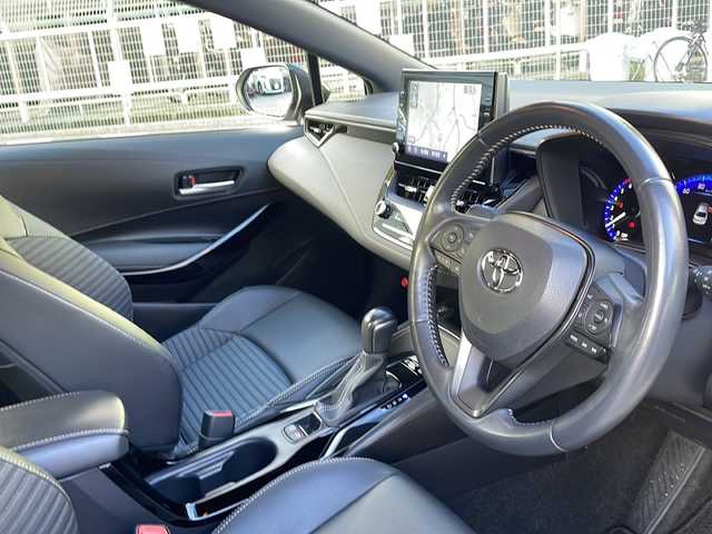 トヨタ カローラ ハイブリット ダブルバイビー 大阪府 2021(令3)年 3.5万km ホワイトパールクリスタルシャイン ワンオーナー/純正メモリナビ/・AM/FM/Bluetooth/・フルセグテレビ/モデリスタエアロ/バックカメラ/ビルトインETC/前後ドライブレコーダー/レーダークルーズコントロール/衝突軽減ブレーキ/レーンキープアシスト/ブラインドスポットモニター/横滑り防止装置/盗難防止装置/電動パーキングブレーキ/前後コーナーセンサー/シートヒーター（D席+N席）/LEDヘッドライト/オートマチックハイビーム/オートライト/オートエアコン/プッシュスタートボタン/スマートキー×2/ステアリングリモコン/革巻きステアリング/純正17インチアルミホイール/12V充電器/USBジャック/純正フロアマット/保証書/取扱説明書