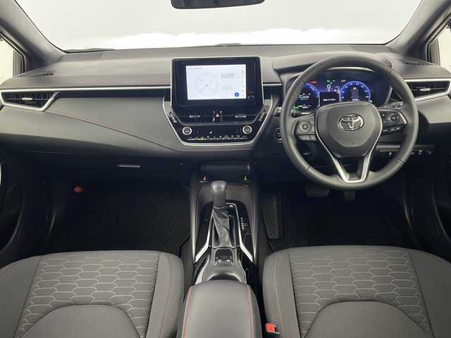 トヨタ カローラ スポーツ ハイブリッドG Z 愛知県 2022(令4)年 2.1万km プラチナホワイトパールマイカ 純正ナビ/バックカメラ/レーダークルーズコントロール(全車速追従機能・停止保持機能付き)/フルセグTV/Bluetooth・USB・AM・FM・AppleCarPlay/ビルトインETC/純正18インチアルミホイール/ファブリックシート/前席シートヒーター/革巻きステアリング/純正フロアマット/トヨタセーフティセンス/プリクラッシュセーフティ/レーダークルーズコントロール(全車速追従機能・停止保持機能付き)/レーントレーシングアシスト/レーンディパーチャーアラート/プロアクティブドライビングアシスト/ロードサインアシスト/ブラインドスポットモニター(BSM)/安心降車アシスト/パーキングサポートブレーキ/先行車発進お知らせ/クリアランスソナー/フルLEDヘッドライト/オートライト/オートマチックハイビーム/電動格納ミラーウィンカー/スマートキー/プッシュスタート/イモビライザー/スペアキー１本/取扱説明書/マルチメディア説明書