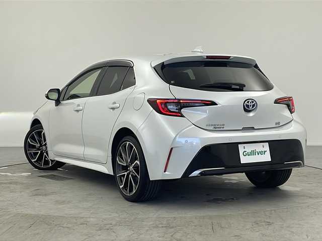 トヨタ カローラ スポーツ ハイブリッドG Z 愛知県 2022(令4)年 2.1万km プラチナホワイトパールマイカ 純正ナビ/バックカメラ/レーダークルーズコントロール(全車速追従機能・停止保持機能付き)/フルセグTV/Bluetooth・USB・AM・FM・AppleCarPlay/ビルトインETC/純正18インチアルミホイール/ファブリックシート/前席シートヒーター/革巻きステアリング/純正フロアマット/トヨタセーフティセンス/プリクラッシュセーフティ/レーダークルーズコントロール(全車速追従機能・停止保持機能付き)/レーントレーシングアシスト/レーンディパーチャーアラート/プロアクティブドライビングアシスト/ロードサインアシスト/ブラインドスポットモニター(BSM)/安心降車アシスト/パーキングサポートブレーキ/先行車発進お知らせ/クリアランスソナー/フルLEDヘッドライト/オートライト/オートマチックハイビーム/電動格納ミラーウィンカー/スマートキー/プッシュスタート/イモビライザー/スペアキー１本/取扱説明書/マルチメディア説明書