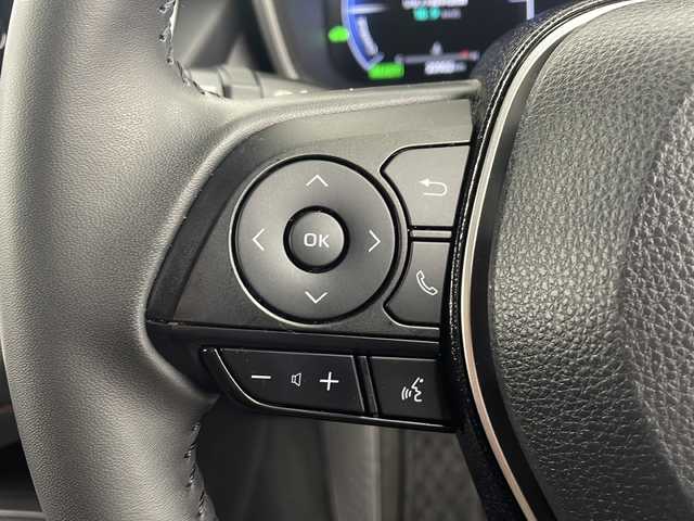 トヨタ カローラ スポーツ ハイブリッドG Z 愛知県 2022(令4)年 2.1万km プラチナホワイトパールマイカ 純正ナビ/バックカメラ/レーダークルーズコントロール(全車速追従機能・停止保持機能付き)/フルセグTV/Bluetooth・USB・AM・FM・AppleCarPlay/ビルトインETC/純正18インチアルミホイール/ファブリックシート/前席シートヒーター/革巻きステアリング/純正フロアマット/トヨタセーフティセンス/プリクラッシュセーフティ/レーダークルーズコントロール(全車速追従機能・停止保持機能付き)/レーントレーシングアシスト/レーンディパーチャーアラート/プロアクティブドライビングアシスト/ロードサインアシスト/ブラインドスポットモニター(BSM)/安心降車アシスト/パーキングサポートブレーキ/先行車発進お知らせ/クリアランスソナー/フルLEDヘッドライト/オートライト/オートマチックハイビーム/電動格納ミラーウィンカー/スマートキー/プッシュスタート/イモビライザー/スペアキー１本/取扱説明書/マルチメディア説明書