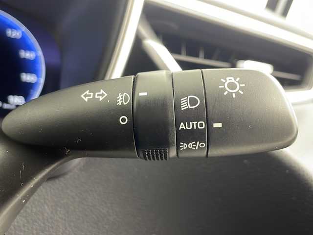 トヨタ カローラ スポーツ ハイブリッドG Z 愛知県 2022(令4)年 2.1万km プラチナホワイトパールマイカ 純正ナビ/バックカメラ/レーダークルーズコントロール(全車速追従機能・停止保持機能付き)/フルセグTV/Bluetooth・USB・AM・FM・AppleCarPlay/ビルトインETC/純正18インチアルミホイール/ファブリックシート/前席シートヒーター/革巻きステアリング/純正フロアマット/トヨタセーフティセンス/プリクラッシュセーフティ/レーダークルーズコントロール(全車速追従機能・停止保持機能付き)/レーントレーシングアシスト/レーンディパーチャーアラート/プロアクティブドライビングアシスト/ロードサインアシスト/ブラインドスポットモニター(BSM)/安心降車アシスト/パーキングサポートブレーキ/先行車発進お知らせ/クリアランスソナー/フルLEDヘッドライト/オートライト/オートマチックハイビーム/電動格納ミラーウィンカー/スマートキー/プッシュスタート/イモビライザー/スペアキー１本/取扱説明書/マルチメディア説明書