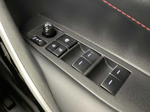 トヨタ カローラ スポーツ ハイブリッドG Z 愛知県 2022(令4)年 2.1万km プラチナホワイトパールマイカ 純正ナビ/バックカメラ/レーダークルーズコントロール(全車速追従機能・停止保持機能付き)/フルセグTV/Bluetooth・USB・AM・FM・AppleCarPlay/ビルトインETC/純正18インチアルミホイール/ファブリックシート/前席シートヒーター/革巻きステアリング/純正フロアマット/トヨタセーフティセンス/プリクラッシュセーフティ/レーダークルーズコントロール(全車速追従機能・停止保持機能付き)/レーントレーシングアシスト/レーンディパーチャーアラート/プロアクティブドライビングアシスト/ロードサインアシスト/ブラインドスポットモニター(BSM)/安心降車アシスト/パーキングサポートブレーキ/先行車発進お知らせ/クリアランスソナー/フルLEDヘッドライト/オートライト/オートマチックハイビーム/電動格納ミラーウィンカー/スマートキー/プッシュスタート/イモビライザー/スペアキー１本/取扱説明書/マルチメディア説明書