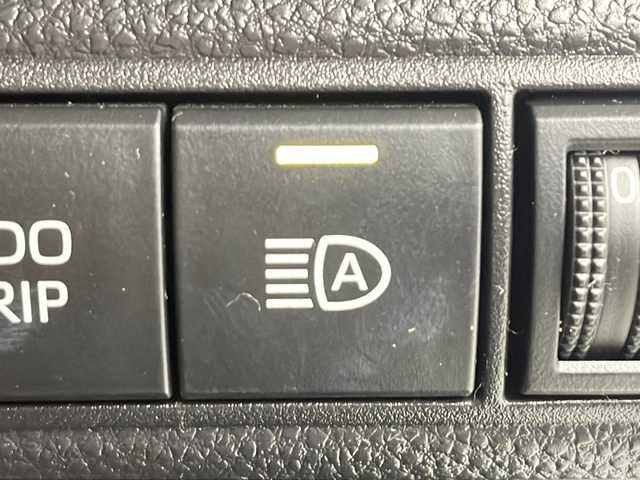 トヨタ カローラ スポーツ ハイブリッドG Z 愛知県 2022(令4)年 2.1万km プラチナホワイトパールマイカ 純正ナビ/バックカメラ/レーダークルーズコントロール(全車速追従機能・停止保持機能付き)/フルセグTV/Bluetooth・USB・AM・FM・AppleCarPlay/ビルトインETC/純正18インチアルミホイール/ファブリックシート/前席シートヒーター/革巻きステアリング/純正フロアマット/トヨタセーフティセンス/プリクラッシュセーフティ/レーダークルーズコントロール(全車速追従機能・停止保持機能付き)/レーントレーシングアシスト/レーンディパーチャーアラート/プロアクティブドライビングアシスト/ロードサインアシスト/ブラインドスポットモニター(BSM)/安心降車アシスト/パーキングサポートブレーキ/先行車発進お知らせ/クリアランスソナー/フルLEDヘッドライト/オートライト/オートマチックハイビーム/電動格納ミラーウィンカー/スマートキー/プッシュスタート/イモビライザー/スペアキー１本/取扱説明書/マルチメディア説明書