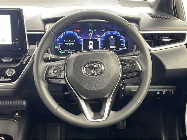 トヨタ カローラ スポーツ ハイブリッドG Z 愛知県 2022(令4)年 2.1万km プラチナホワイトパールマイカ 純正ナビ/バックカメラ/レーダークルーズコントロール(全車速追従機能・停止保持機能付き)/フルセグTV/Bluetooth・USB・AM・FM・AppleCarPlay/ビルトインETC/純正18インチアルミホイール/ファブリックシート/前席シートヒーター/革巻きステアリング/純正フロアマット/トヨタセーフティセンス/プリクラッシュセーフティ/レーダークルーズコントロール(全車速追従機能・停止保持機能付き)/レーントレーシングアシスト/レーンディパーチャーアラート/プロアクティブドライビングアシスト/ロードサインアシスト/ブラインドスポットモニター(BSM)/安心降車アシスト/パーキングサポートブレーキ/先行車発進お知らせ/クリアランスソナー/フルLEDヘッドライト/オートライト/オートマチックハイビーム/電動格納ミラーウィンカー/スマートキー/プッシュスタート/イモビライザー/スペアキー１本/取扱説明書/マルチメディア説明書