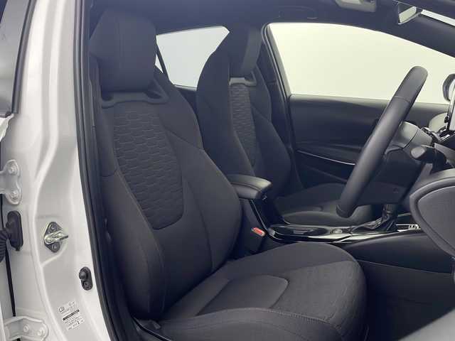 トヨタ カローラ スポーツ ハイブリッドG Z 愛知県 2022(令4)年 2.1万km プラチナホワイトパールマイカ 純正ナビ/バックカメラ/レーダークルーズコントロール(全車速追従機能・停止保持機能付き)/フルセグTV/Bluetooth・USB・AM・FM・AppleCarPlay/ビルトインETC/純正18インチアルミホイール/ファブリックシート/前席シートヒーター/革巻きステアリング/純正フロアマット/トヨタセーフティセンス/プリクラッシュセーフティ/レーダークルーズコントロール(全車速追従機能・停止保持機能付き)/レーントレーシングアシスト/レーンディパーチャーアラート/プロアクティブドライビングアシスト/ロードサインアシスト/ブラインドスポットモニター(BSM)/安心降車アシスト/パーキングサポートブレーキ/先行車発進お知らせ/クリアランスソナー/フルLEDヘッドライト/オートライト/オートマチックハイビーム/電動格納ミラーウィンカー/スマートキー/プッシュスタート/イモビライザー/スペアキー１本/取扱説明書/マルチメディア説明書