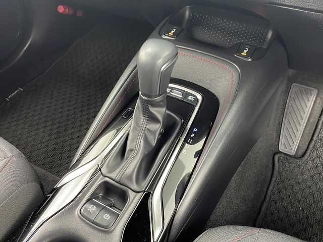 トヨタ カローラ スポーツ ハイブリッドG Z 愛知県 2022(令4)年 2.1万km プラチナホワイトパールマイカ 純正ナビ/バックカメラ/レーダークルーズコントロール(全車速追従機能・停止保持機能付き)/フルセグTV/Bluetooth・USB・AM・FM・AppleCarPlay/ビルトインETC/純正18インチアルミホイール/ファブリックシート/前席シートヒーター/革巻きステアリング/純正フロアマット/トヨタセーフティセンス/プリクラッシュセーフティ/レーダークルーズコントロール(全車速追従機能・停止保持機能付き)/レーントレーシングアシスト/レーンディパーチャーアラート/プロアクティブドライビングアシスト/ロードサインアシスト/ブラインドスポットモニター(BSM)/安心降車アシスト/パーキングサポートブレーキ/先行車発進お知らせ/クリアランスソナー/フルLEDヘッドライト/オートライト/オートマチックハイビーム/電動格納ミラーウィンカー/スマートキー/プッシュスタート/イモビライザー/スペアキー１本/取扱説明書/マルチメディア説明書