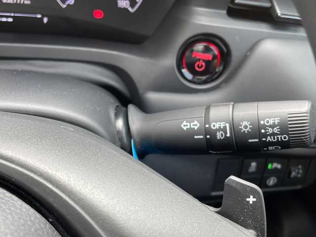 ホンダ ヴェゼル ハイブリッド e:HEV X 鹿児島県 2022(令4)年 3.3万km プラチナホワイトパール 純正ナビ/Bluetooth/TV/AM/FM/車内Wi-Fi/フルセグ/クルーズコントロール/ACC/LKAS/路外逸脱抑制機能/コーナーセンサー/ETC/バックカメラ/横滑り防止装置/純正フロアマット/純正AW16インチ