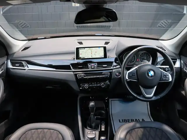 ＢＭＷ Ｘ１ xDrive 20i Xライン 宮城県 2016(平28)年 2.4万km 茶 純正ナビ【ＢＴ／ＣＤ／ＤＶＤ／ＡＵＸ】/ワンオーナー　/インテリジェントセーフティ　/バックカメラ　/パーキングアシスト/コーナーセンサー(前後)　/ルーフレール　/ハーフレザーシート　/ミラー一体型ＥＴＣ　/純正１８インチＡＷ　/ダウンヒルアシストコントロール/プッシュスタート/コンフォートアクセス/LIMスイッチ/MTモード付/純正フロアマット/オートライト/LEDヘッドライト/禁煙車/カラーコード：C29