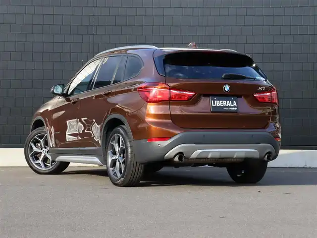 ＢＭＷ Ｘ１ xDrive 20i Xライン 宮城県 2016(平28)年 2.4万km 茶 純正ナビ【ＢＴ／ＣＤ／ＤＶＤ／ＡＵＸ】/ワンオーナー　/インテリジェントセーフティ　/バックカメラ　/パーキングアシスト/コーナーセンサー(前後)　/ルーフレール　/ハーフレザーシート　/ミラー一体型ＥＴＣ　/純正１８インチＡＷ　/ダウンヒルアシストコントロール/プッシュスタート/コンフォートアクセス/LIMスイッチ/MTモード付/純正フロアマット/オートライト/LEDヘッドライト/禁煙車/カラーコード：C29