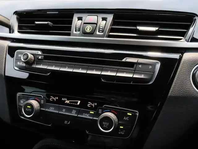 ＢＭＷ Ｘ１ xDrive 20i Xライン 宮城県 2016(平28)年 2.4万km 茶 純正ナビ【ＢＴ／ＣＤ／ＤＶＤ／ＡＵＸ】/ワンオーナー　/インテリジェントセーフティ　/バックカメラ　/パーキングアシスト/コーナーセンサー(前後)　/ルーフレール　/ハーフレザーシート　/ミラー一体型ＥＴＣ　/純正１８インチＡＷ　/ダウンヒルアシストコントロール/プッシュスタート/コンフォートアクセス/LIMスイッチ/MTモード付/純正フロアマット/オートライト/LEDヘッドライト/禁煙車/カラーコード：C29