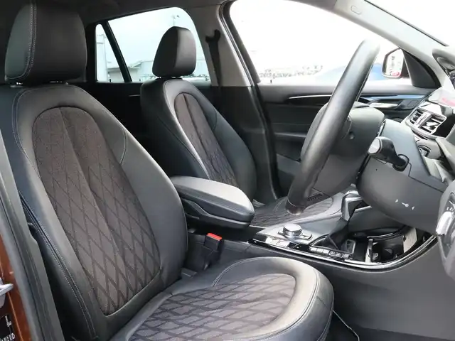 ＢＭＷ Ｘ１ xDrive 20i Xライン 宮城県 2016(平28)年 2.4万km 茶 純正ナビ【ＢＴ／ＣＤ／ＤＶＤ／ＡＵＸ】/ワンオーナー　/インテリジェントセーフティ　/バックカメラ　/パーキングアシスト/コーナーセンサー(前後)　/ルーフレール　/ハーフレザーシート　/ミラー一体型ＥＴＣ　/純正１８インチＡＷ　/ダウンヒルアシストコントロール/プッシュスタート/コンフォートアクセス/LIMスイッチ/MTモード付/純正フロアマット/オートライト/LEDヘッドライト/禁煙車/カラーコード：C29