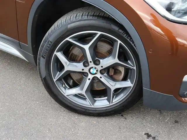 ＢＭＷ Ｘ１ xDrive 20i Xライン 宮城県 2016(平28)年 2.4万km 茶 純正ナビ【ＢＴ／ＣＤ／ＤＶＤ／ＡＵＸ】/ワンオーナー　/インテリジェントセーフティ　/バックカメラ　/パーキングアシスト/コーナーセンサー(前後)　/ルーフレール　/ハーフレザーシート　/ミラー一体型ＥＴＣ　/純正１８インチＡＷ　/ダウンヒルアシストコントロール/プッシュスタート/コンフォートアクセス/LIMスイッチ/MTモード付/純正フロアマット/オートライト/LEDヘッドライト/禁煙車/カラーコード：C29