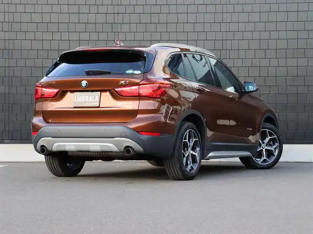 ＢＭＷ Ｘ１ xDrive 20i Xライン 宮城県 2016(平28)年 2.4万km 茶 純正ナビ【ＢＴ／ＣＤ／ＤＶＤ／ＡＵＸ】/ワンオーナー　/インテリジェントセーフティ　/バックカメラ　/パーキングアシスト/コーナーセンサー(前後)　/ルーフレール　/ハーフレザーシート　/ミラー一体型ＥＴＣ　/純正１８インチＡＷ　/ダウンヒルアシストコントロール/プッシュスタート/コンフォートアクセス/LIMスイッチ/MTモード付/純正フロアマット/オートライト/LEDヘッドライト/禁煙車/カラーコード：C29