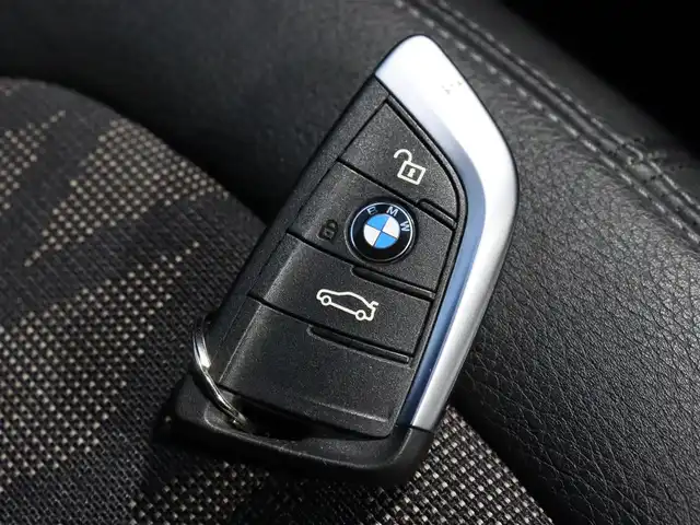 ＢＭＷ Ｘ１ xDrive 20i Xライン 宮城県 2016(平28)年 2.4万km 茶 純正ナビ【ＢＴ／ＣＤ／ＤＶＤ／ＡＵＸ】/ワンオーナー　/インテリジェントセーフティ　/バックカメラ　/パーキングアシスト/コーナーセンサー(前後)　/ルーフレール　/ハーフレザーシート　/ミラー一体型ＥＴＣ　/純正１８インチＡＷ　/ダウンヒルアシストコントロール/プッシュスタート/コンフォートアクセス/LIMスイッチ/MTモード付/純正フロアマット/オートライト/LEDヘッドライト/禁煙車/カラーコード：C29
