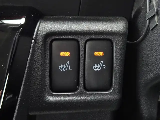 ダイハツ キャスト スポーツ SAⅢ 鹿児島県 2018(平30)年 1.8万km パールホワイトⅢ ターボ車　/ビルトインＥＴＣ　/Ｄ＋Ｎ席シートヒーター　/パドルシフト　/ＭＴモード付きＡＴ　/ＭＯＭＯ製革巻きステアリング　　/純正ＳＤナビ（ＮＳＺＰーＷ６８Ｄ）　/Ｂｌｕｅｔｏｏｔｈオーディオ　/スマートアシストIII/カーボン調ブラックルーフ/LEDヘッドライト/純正スポーティサスペンション/前方ドライブレコーダー/後方コーナーセンサー/純正アルミホイール(16インチ)/横滑り防止装置