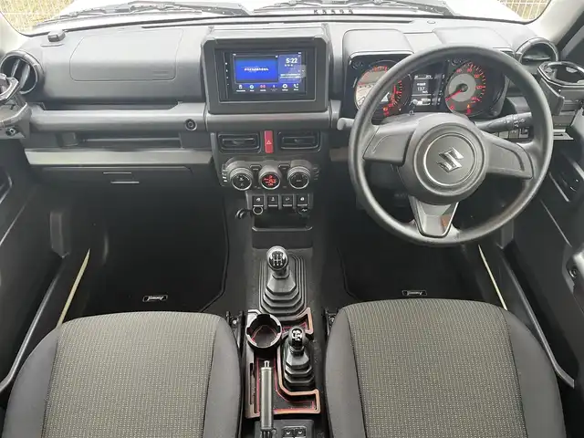 スズキ ジムニー XL 静岡県 2024(令6)年 0.9万km シフォンアイボリーM ~5速MT＆ターボ~/ユーザー買取車両/ワンオーナー/ディスプレイオーディオ/ドライブレコーダー/ETC/衝突被害軽減システム/車線逸脱警報/アイドリングストップ/バックカメラ/スマートキー/プッシュスタート/新車時保証書/取扱説明書/スペアキー×1