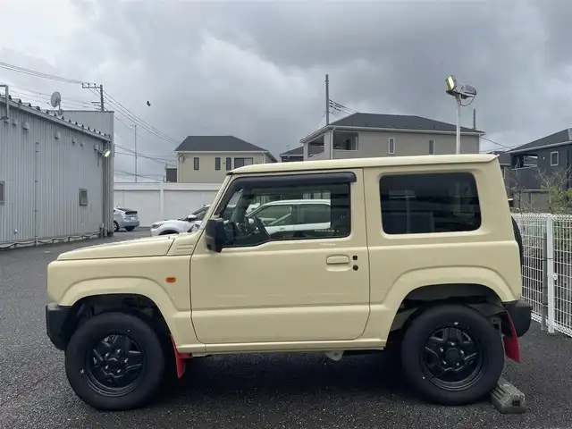 スズキ ジムニー XL 静岡県 2024(令6)年 0.9万km シフォンアイボリーM ~5速MT＆ターボ~/ユーザー買取車両/ワンオーナー/ディスプレイオーディオ/ドライブレコーダー/ETC/衝突被害軽減システム/車線逸脱警報/アイドリングストップ/バックカメラ/スマートキー/プッシュスタート/新車時保証書/取扱説明書/スペアキー×1