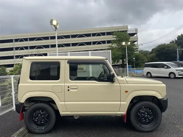 スズキ ジムニー XL 静岡県 2024(令6)年 0.9万km シフォンアイボリーM ~5速MT＆ターボ~/ユーザー買取車両/ワンオーナー/ディスプレイオーディオ/ドライブレコーダー/ETC/衝突被害軽減システム/車線逸脱警報/アイドリングストップ/バックカメラ/スマートキー/プッシュスタート/新車時保証書/取扱説明書/スペアキー×1