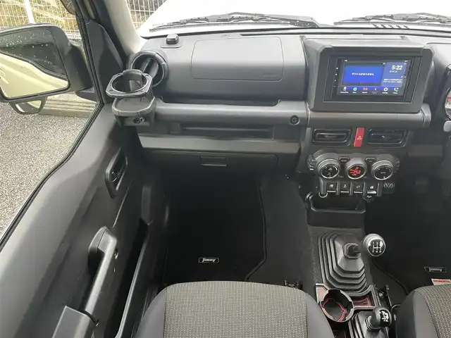 スズキ ジムニー XL 静岡県 2024(令6)年 0.9万km シフォンアイボリーM ~5速MT＆ターボ~/ユーザー買取車両/ワンオーナー/ディスプレイオーディオ/ドライブレコーダー/ETC/衝突被害軽減システム/車線逸脱警報/アイドリングストップ/バックカメラ/スマートキー/プッシュスタート/新車時保証書/取扱説明書/スペアキー×1