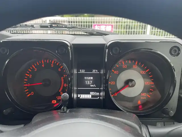 スズキ ジムニー XL 静岡県 2024(令6)年 0.9万km シフォンアイボリーM ~5速MT＆ターボ~/ユーザー買取車両/ワンオーナー/ディスプレイオーディオ/ドライブレコーダー/ETC/衝突被害軽減システム/車線逸脱警報/アイドリングストップ/バックカメラ/スマートキー/プッシュスタート/新車時保証書/取扱説明書/スペアキー×1
