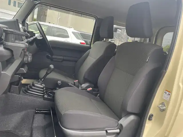 スズキ ジムニー XL 静岡県 2024(令6)年 0.9万km シフォンアイボリーM ~5速MT＆ターボ~/ユーザー買取車両/ワンオーナー/ディスプレイオーディオ/ドライブレコーダー/ETC/衝突被害軽減システム/車線逸脱警報/アイドリングストップ/バックカメラ/スマートキー/プッシュスタート/新車時保証書/取扱説明書/スペアキー×1
