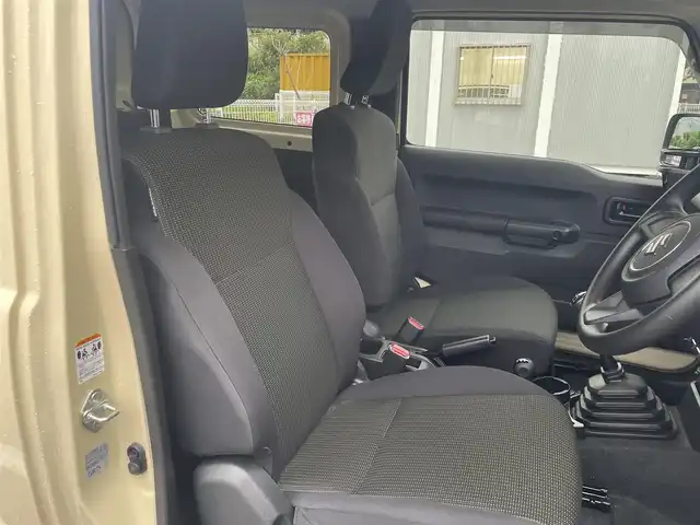 スズキ ジムニー XL 静岡県 2024(令6)年 0.9万km シフォンアイボリーM ~5速MT＆ターボ~/ユーザー買取車両/ワンオーナー/ディスプレイオーディオ/ドライブレコーダー/ETC/衝突被害軽減システム/車線逸脱警報/アイドリングストップ/バックカメラ/スマートキー/プッシュスタート/新車時保証書/取扱説明書/スペアキー×1