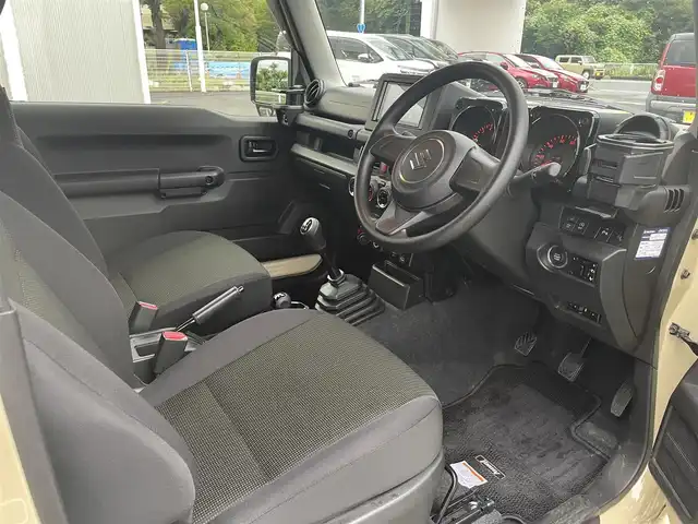スズキ ジムニー XL 静岡県 2024(令6)年 0.9万km シフォンアイボリーM ~5速MT＆ターボ~/ユーザー買取車両/ワンオーナー/ディスプレイオーディオ/ドライブレコーダー/ETC/衝突被害軽減システム/車線逸脱警報/アイドリングストップ/バックカメラ/スマートキー/プッシュスタート/新車時保証書/取扱説明書/スペアキー×1