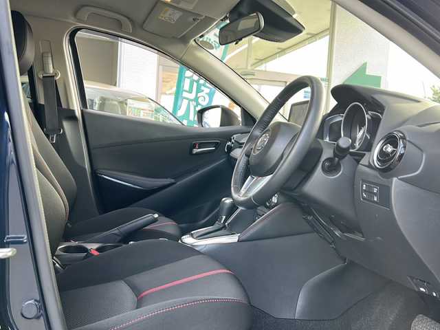 マツダ デミオ 13S ツーリング 大分県 2016(平28)年 3.5万km ディープクリスタルブルーマイカ 登録時走行距離34678km/ワンオーナー/純正マツダコネクトナビ（ナビSD有）/バックカメラ/OP　CD/DVD/フルセグTV機能/OP　セーフティパッケージ/ブラインドスポット/リアクロストラフィックアラート/ハイビームコントロールシステム/車線逸脱警報システム/アクティブドライビングディスプレイ/ETC/前席シートヒーター/シグネチャーランプ付LEDヘッドランプ/オートライト/スマートキー/プッシュスタート/純正フロアマット/ドアバイザー/保証書/取説/スペアキー1本