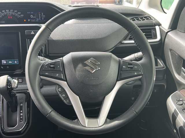スズキ ソリオ バンディット HV MV 福岡県 2022(令4)年 3.5万km メロウディープレッドパール ・純正ディスプレイオーディオ（ナビ機能付き）/-BT/フルセグ/CD/DVD/FM/AM/USB/・全方位カメラ/・レーダークルーズコントロール/・HUD/・車線逸脱警報/・衝突軽減ブレーキ/・両側パワースライドドア/・前席シートヒーター/・クリアランスソナー/・純正アルミ/・純正フロアマット/・ウィンカーミラー/・ドアバイザー/・アイドリングストップ/・後席ドリンクホルダー/・プッシュスタート/・スマートキー