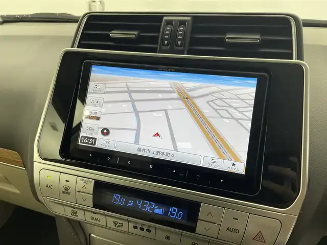 トヨタ ランドクルーザー プラド TX Lパッケージ 福井県 2023(令5)年 3万km ホワイトパールクリスタルシャイン ４WD/寒冷地仕様/サンルーフ/社外９インチナビ【AVIC-RQ720】/CD/DVD/フルセグTV/Bluetooth/AUX/AM/FM/バックカメラ /Toyota Safety Sense/・プリクラッシュセーフティ/・レーンディパーチャーアラート/・オートマチックハイビーム/・レーダークルーズコントロール/トラクションコントロール/ヒルスタートアシストコントロール/電動センターデフロック/LEDヘッドランプ/LEDクリアランスランプ/ヘッドランプクリーナー/防眩インナーミラー/クリアランスソナー /ETC/革シート/パワーシート/シートヒーター/ベンチレーション/ワイパーデアイサー/革巻きステアリング/ステアリングリモコン/ステアリングチルド機構/本革巻きシフトノブ/パーキングブレーキレバー/ブラックルーフレール【オプション】/純正１９インチアルミホイール/スペアタイヤ