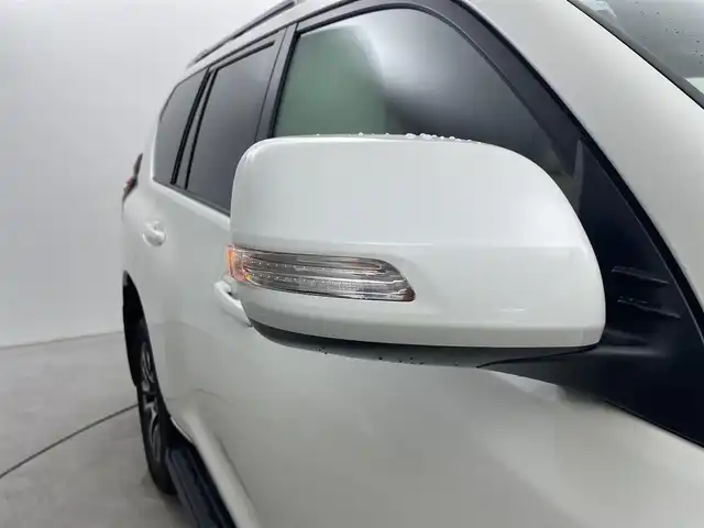 トヨタ ランドクルーザー プラド TX Lパッケージ 福井県 2023(令5)年 3万km ホワイトパールクリスタルシャイン ４WD/寒冷地仕様/サンルーフ/社外９インチナビ【AVIC-RQ720】/CD/DVD/フルセグTV/Bluetooth/AUX/AM/FM/バックカメラ /Toyota Safety Sense/・プリクラッシュセーフティ/・レーンディパーチャーアラート/・オートマチックハイビーム/・レーダークルーズコントロール/トラクションコントロール/ヒルスタートアシストコントロール/電動センターデフロック/LEDヘッドランプ/LEDクリアランスランプ/ヘッドランプクリーナー/防眩インナーミラー/クリアランスソナー /ETC/革シート/パワーシート/シートヒーター/ベンチレーション/ワイパーデアイサー/革巻きステアリング/ステアリングリモコン/ステアリングチルド機構/本革巻きシフトノブ/パーキングブレーキレバー/ブラックルーフレール【オプション】/純正１９インチアルミホイール/スペアタイヤ
