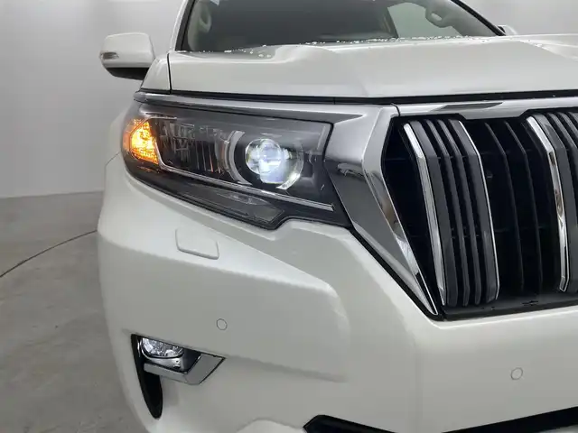 トヨタ ランドクルーザー プラド TX Lパッケージ 福井県 2023(令5)年 3万km ホワイトパールクリスタルシャイン ４WD/寒冷地仕様/サンルーフ/社外９インチナビ【AVIC-RQ720】/CD/DVD/フルセグTV/Bluetooth/AUX/AM/FM/バックカメラ /Toyota Safety Sense/・プリクラッシュセーフティ/・レーンディパーチャーアラート/・オートマチックハイビーム/・レーダークルーズコントロール/トラクションコントロール/ヒルスタートアシストコントロール/電動センターデフロック/LEDヘッドランプ/LEDクリアランスランプ/ヘッドランプクリーナー/防眩インナーミラー/クリアランスソナー /ETC/革シート/パワーシート/シートヒーター/ベンチレーション/ワイパーデアイサー/革巻きステアリング/ステアリングリモコン/ステアリングチルド機構/本革巻きシフトノブ/パーキングブレーキレバー/ブラックルーフレール【オプション】/純正１９インチアルミホイール/スペアタイヤ