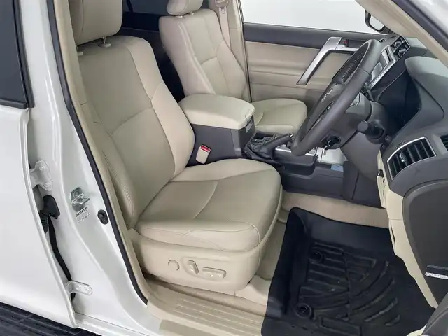 トヨタ ランドクルーザー プラド TX Lパッケージ 福井県 2023(令5)年 3万km ホワイトパールクリスタルシャイン ４WD/寒冷地仕様/サンルーフ/社外９インチナビ【AVIC-RQ720】/CD/DVD/フルセグTV/Bluetooth/AUX/AM/FM/バックカメラ /Toyota Safety Sense/・プリクラッシュセーフティ/・レーンディパーチャーアラート/・オートマチックハイビーム/・レーダークルーズコントロール/トラクションコントロール/ヒルスタートアシストコントロール/電動センターデフロック/LEDヘッドランプ/LEDクリアランスランプ/ヘッドランプクリーナー/防眩インナーミラー/クリアランスソナー /ETC/革シート/パワーシート/シートヒーター/ベンチレーション/ワイパーデアイサー/革巻きステアリング/ステアリングリモコン/ステアリングチルド機構/本革巻きシフトノブ/パーキングブレーキレバー/ブラックルーフレール【オプション】/純正１９インチアルミホイール/スペアタイヤ