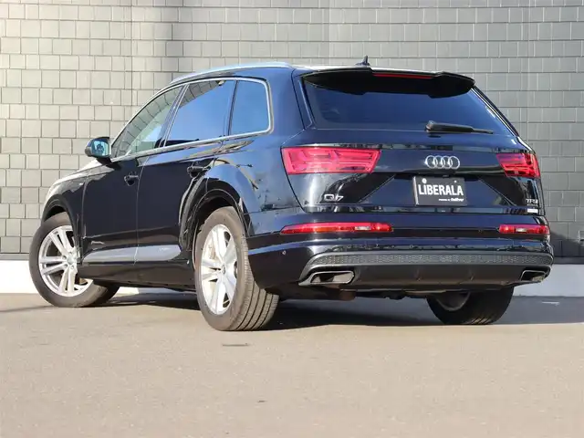 アウディ Ｑ７ 3.0TFSI クワトロ Sライン PKG 宮城県 2017(平29)年 5.8万km 黒 Sラインパッケージ/純正ナビ【ＢＴ／ＣＤ／ＤＶＤ／フルセグＴＶ】/エアサス　/パノラマサンルーフ　/Audiアクティブレーンアシスト/Audiサイドアシスト/Audiプレセンス/パーキングエイド/エフィシェンシアシスト/マトリクスLEDヘッドライト/全方位カメラ　/ＡＬＰＩＮＥ後席モニター　/シートヒーター(前席/セカンドシート）　/前後ドライブレコーダー　/レザーシート　/アンビエントライト　/アダプティブクルーズコントロール/ダウンヒルアシストコントロール/バーチャルコックピット/前席メモリー付きパワーシート/電動格納サードシート/パワーバックドア/ルーフレール/オートマチックハイビーム/前後コーナーセンサー/純正20インチAW/ETC2.0