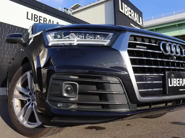 アウディ Ｑ７ 3.0TFSI クワトロ Sライン PKG 宮城県 2017(平29)年 5.8万km 黒 Sラインパッケージ/純正ナビ【ＢＴ／ＣＤ／ＤＶＤ／フルセグＴＶ】/エアサス　/パノラマサンルーフ　/Audiアクティブレーンアシスト/Audiサイドアシスト/Audiプレセンス/パーキングエイド/エフィシェンシアシスト/マトリクスLEDヘッドライト/全方位カメラ　/ＡＬＰＩＮＥ後席モニター　/シートヒーター(前席/セカンドシート）　/前後ドライブレコーダー　/レザーシート　/アンビエントライト　/アダプティブクルーズコントロール/ダウンヒルアシストコントロール/バーチャルコックピット/前席メモリー付きパワーシート/電動格納サードシート/パワーバックドア/ルーフレール/オートマチックハイビーム/前後コーナーセンサー/純正20インチAW/ETC2.0